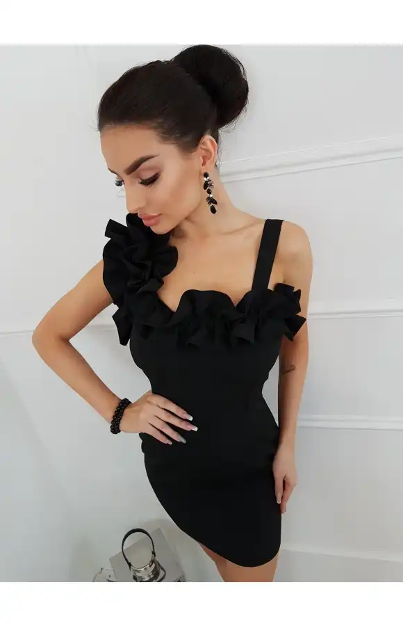 Czarna, wieczorowa sukienka mini z niebanalnymi falbanami.