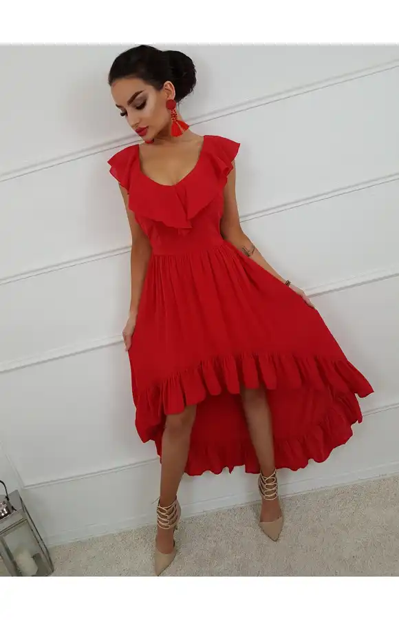 Czerwona sukienka bez rękawów i z dekoltem w szpic. Asymetryczny fason klasycznej hiszpanki.