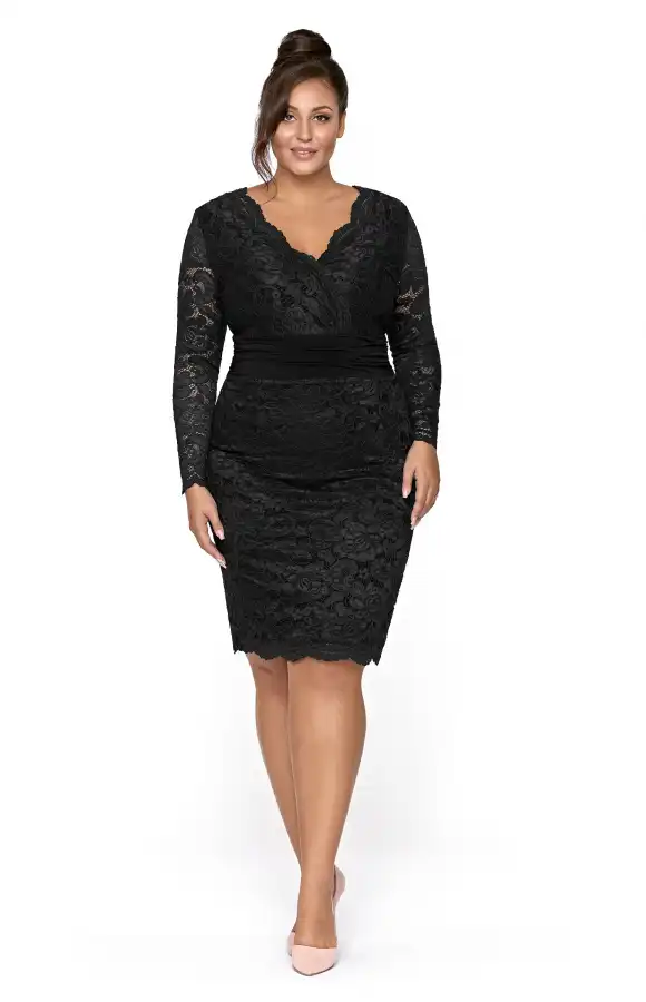 Czarna, dopasowana sukienka do kolan w wersji plus size. Design celuje w klasyczną elegancję.