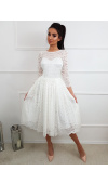 Zachwycająca sukienka midi z białej koronki. Idealna na wyjątkowe okazje, w tym na ślub i wesele.