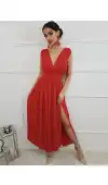 Fantastyczna, długa suknia w kolorze czerwonym to pomysł na zmysłowy look.