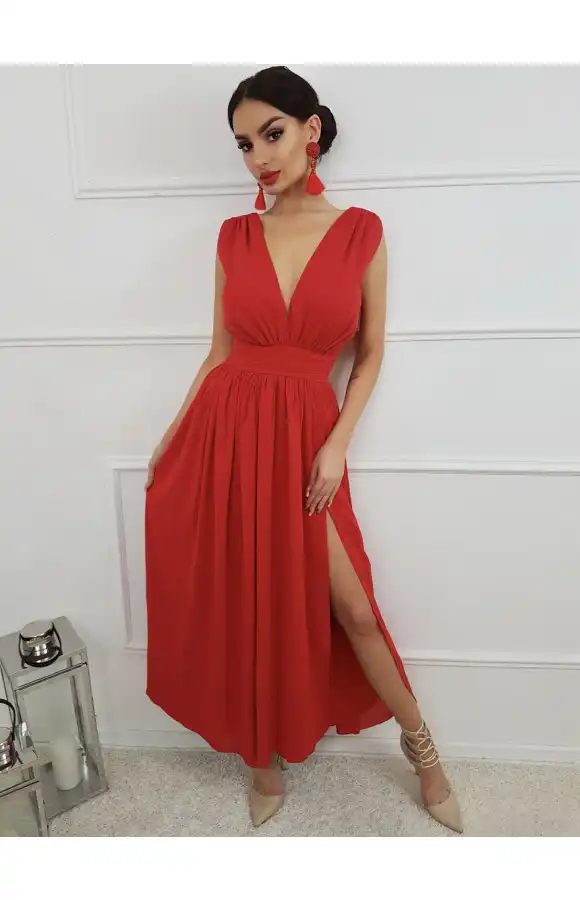 Fantastyczna, długa suknia w kolorze czerwonym to pomysł na zmysłowy look.