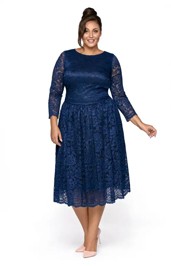 Nietuzinkowa, niebieska sukienka midi w wersji plus size. Wykonana z koronki i satyny.