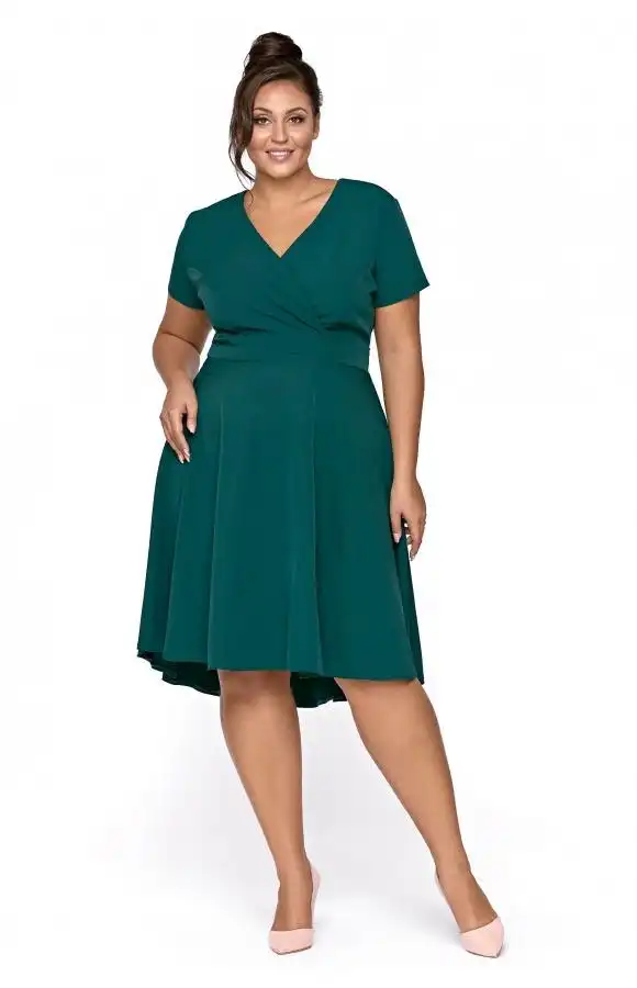 Asymetryczna sukienka midi w kolorze butelkowej zieleni jest idealna na okazje formalne i prywatne.