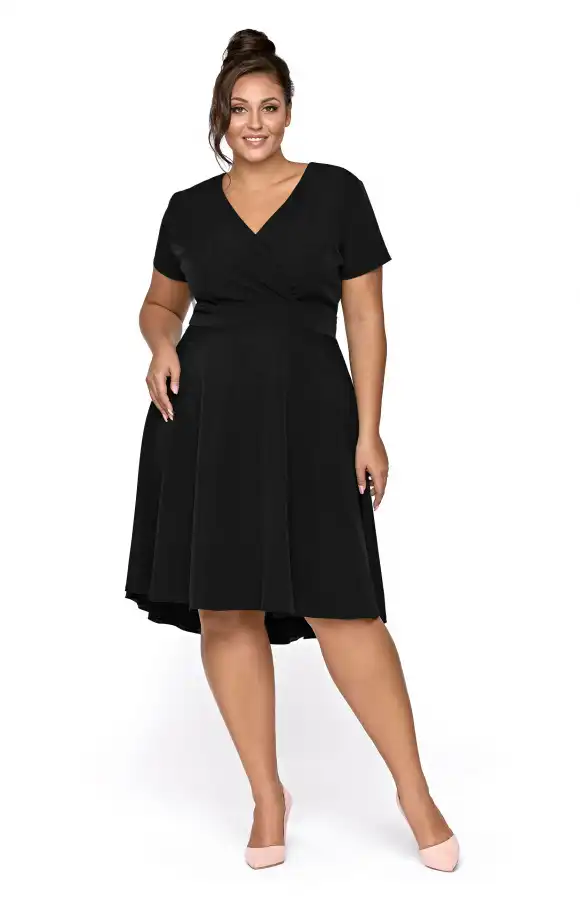 Czarna sukienka midi z krótkim rękawem w klasycznym wydaniu. Dostępna w rozmiarach plus size.