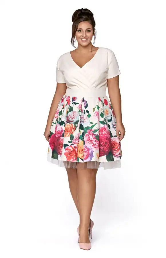 Zachwycająca, letnia sukienka midi z printem w kwiaty. Fasony plus size.