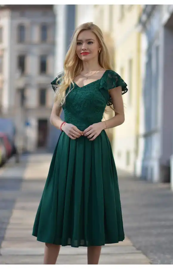 Skromna, a jednocześnie zachwycająca sukienka z szyfonu wpisuje się w ponadczasowe trendy.