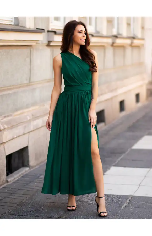 Efektowna, długa sukienka w kolorze butelkowej zieleni z asymetryczną górą i rozkloszowanym dołem.