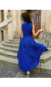 Suknia odcięta w talii szerokim pasem pięknie akcentuje kobiece kształty.