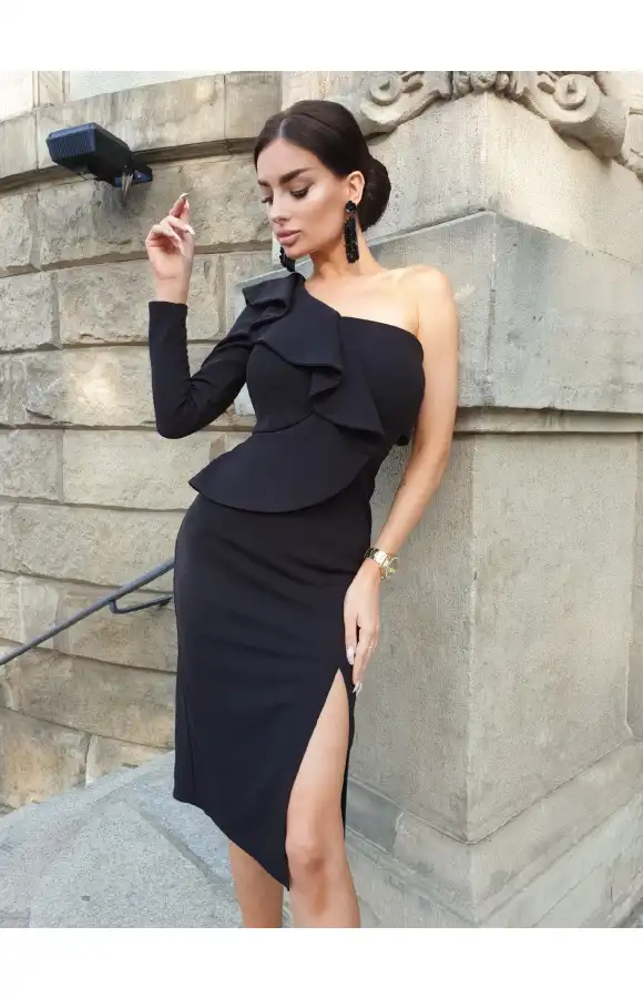 Czarna sukienka midi z asymetryczną górą, jednym długim rękawem i z jednym odsłoniętym ramieniem.
