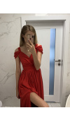 Czerwona sukienka maxi na wieczorne wyjścia i wyjątkowe okazje, np. wesele lub studniówkę.