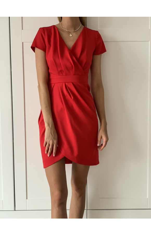 Czerwona sukienka koktajlowa mini z krótkim rękawem. Sprawdzi się na okazje formalne i nieformalne.