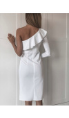 Elegancka, biała sukienka z odsłoniętym ramieniem. O dopasowanym kroju midi i z rozcięciem na udzie.