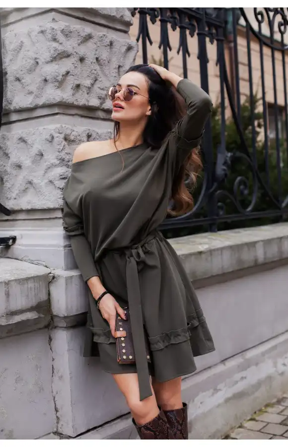Seksowna, oversizowa sukienka khaki z gumką i ozdobnym wiązaniem w pasie.