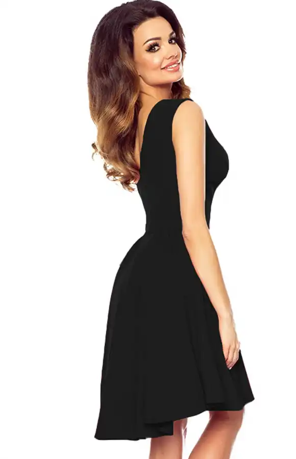 Klasyczna, czarna sukienka mini jest idealna na wieczorne wyjścia i wiele uroczystości.