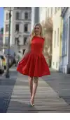 Piękna, czerwona sukienka mini o kroju w litery kształcie A.