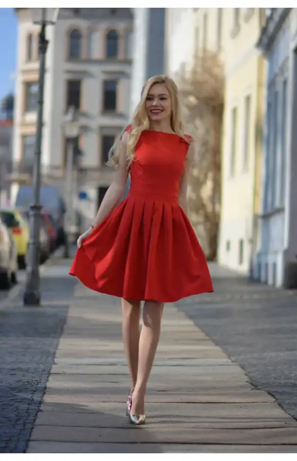 Piękna, czerwona sukienka mini o kroju w litery kształcie A.