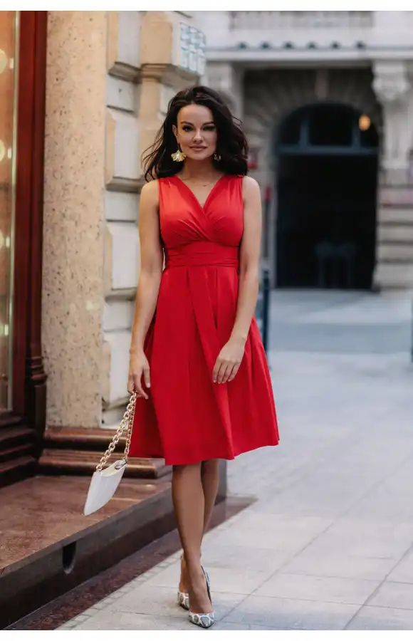 Lekka, czerwona koktajlowa sukienka bez rękawów i z dekoltem w kształcie V.