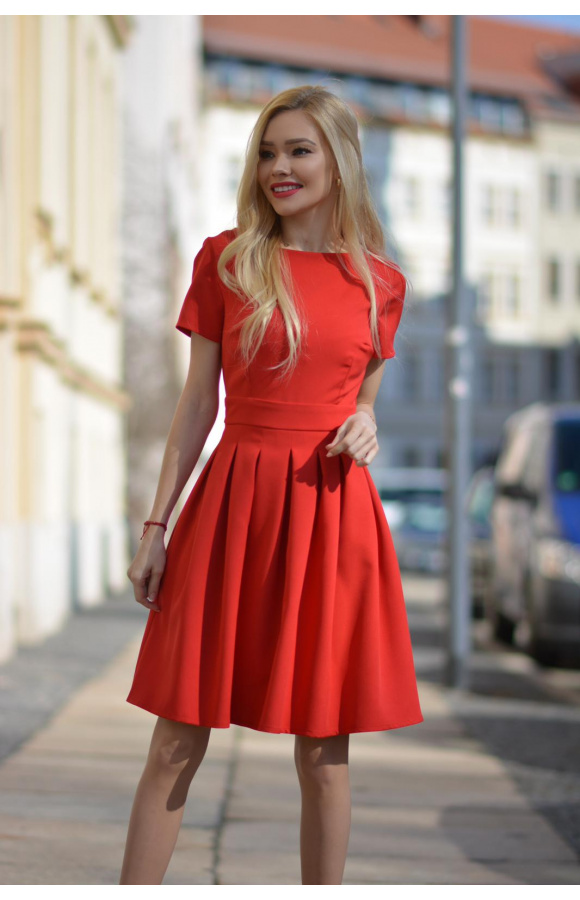 Czerwona, rozkloszowana sukienka o ponadczasowym kroju i długości do kolan.