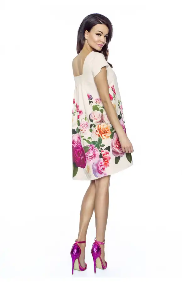 Urocza sukienka mini o wygodnym, trapezowym kroju i kwiatowym wzorze.